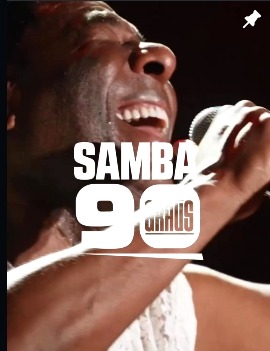 Cantor de samba no palco